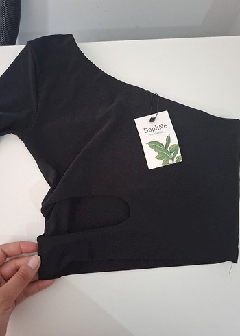 Tek kol pencere detaylı bluz
