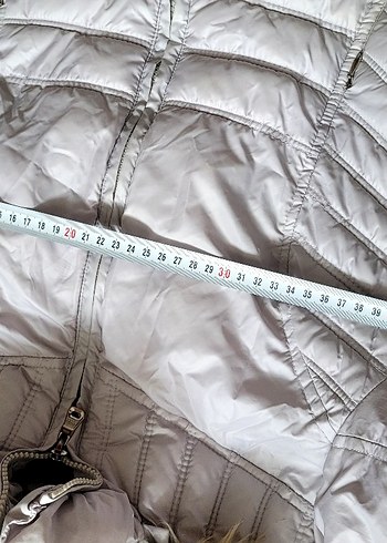 Guess Kürk Detaylı Gri Kaz Tüyü Kadın Kışlık Mont - Görsel 7