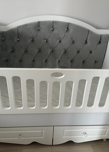 Gri Kadife Başlıklı Beyaz Bebek Beşiği