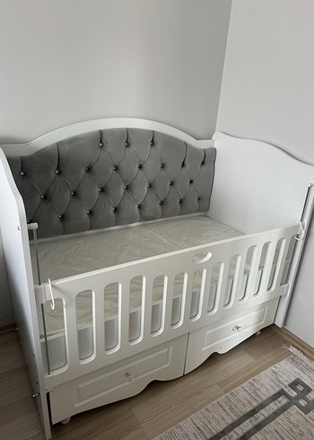 Diğer Gri Kadife Başlıklı Beyaz Bebek Beşiği