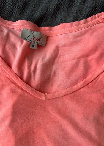 Sarı ve turuncu V Yakalı Kısa Kollu Kadın Tişört - Görsel 3