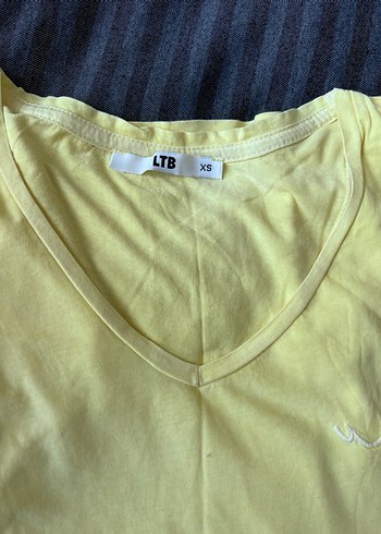 Sarı ve turuncu V Yakalı Kısa Kollu Kadın Tişört - Görsel 2