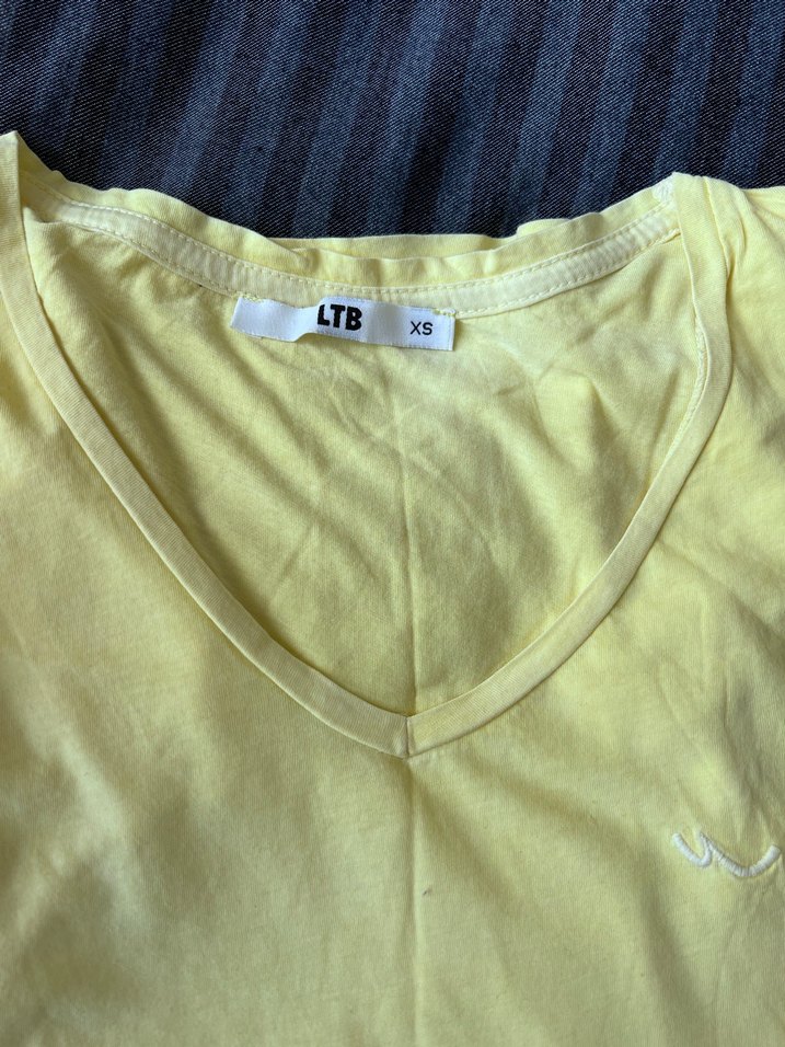 Sarı ve turuncu V Yakalı Kısa Kollu Kadın Tişört - Görsel 2