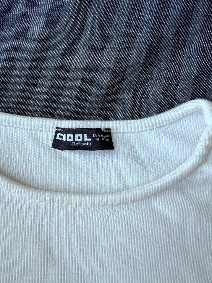 Beyaz Kemer Detaylı Crop Top - Görsel 3