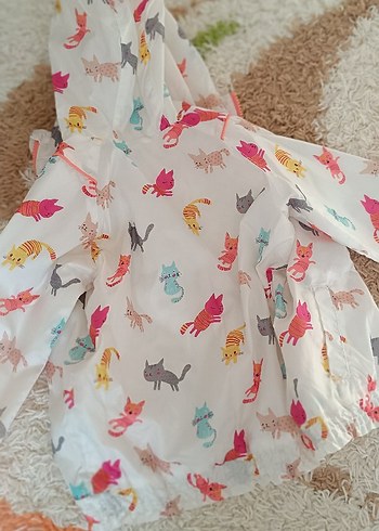 LC Waikiki Çiçek Desenli Çocuk Yağmurluk