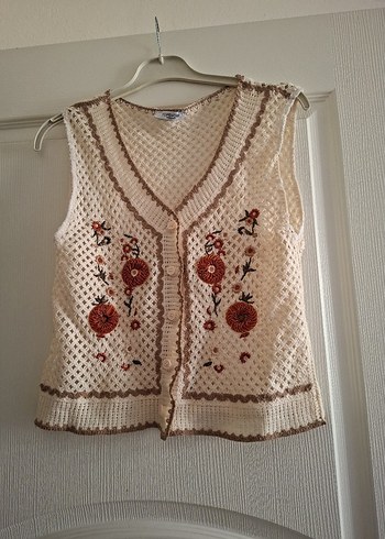 Nakışlı Bej Kısa Örgü Yelek