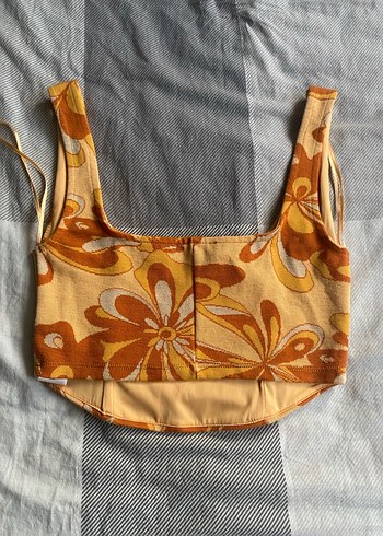 Dilvin Fitted kesimde, sarı mini Çiçek desenli büstiyer.
