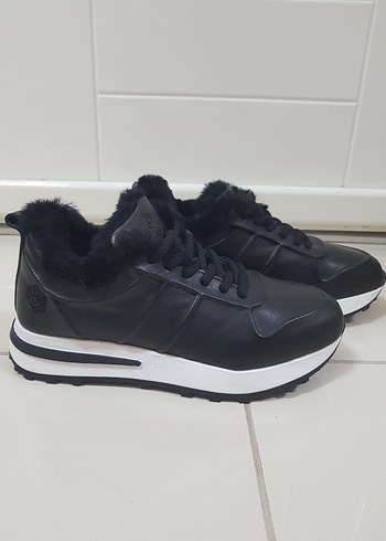 Siyah Kürklü Spor Ayakkabı