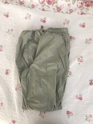 yeşil şişme pantolon
