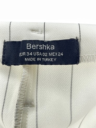34 Beden beyaz Renk Bershka Düz Kesim %70 İndirimli.