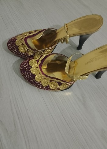 s Beden mor Renk Mor şalvar bindallı ayakkabı ile birlikte 1 kere kullanıldi.