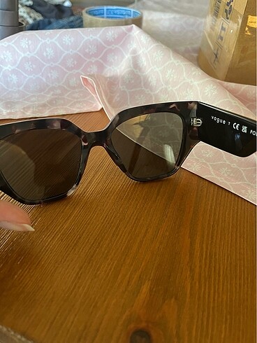 Beden siyah Renk Vogue 5409s model polarize güneş gözlüğü