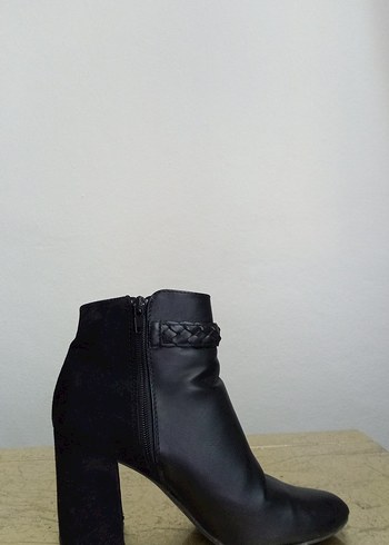 Siyah Deri Kemerli Kadın Topuklu Bot - Görsel 7