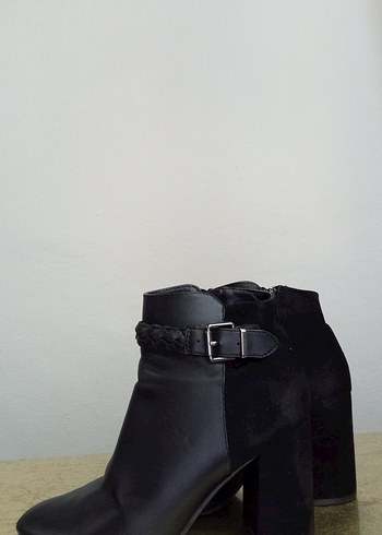 Siyah Deri Kemerli Kadın Topuklu Bot - Görsel 2