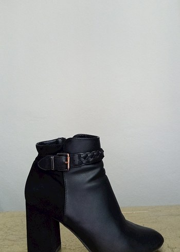 Siyah Deri Kemerli Kadın Topuklu Bot - Görsel 5