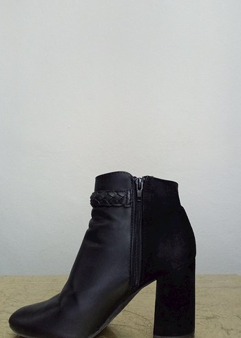 Siyah Deri Kemerli Kadın Topuklu Bot - Görsel 4