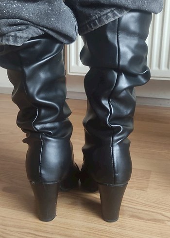 Siyah Deri Diz Üstü Pliseli Topuklu Botlar - Görsel 3