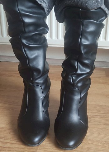 Siyah Deri Diz Üstü Pliseli Topuklu Botlar - Görsel 2