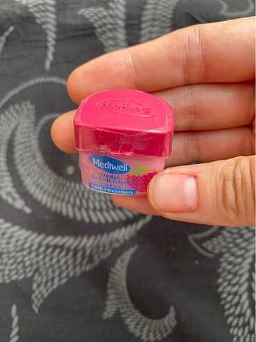 Etiketi bile açılmamış dudak balmı - Görsel 2