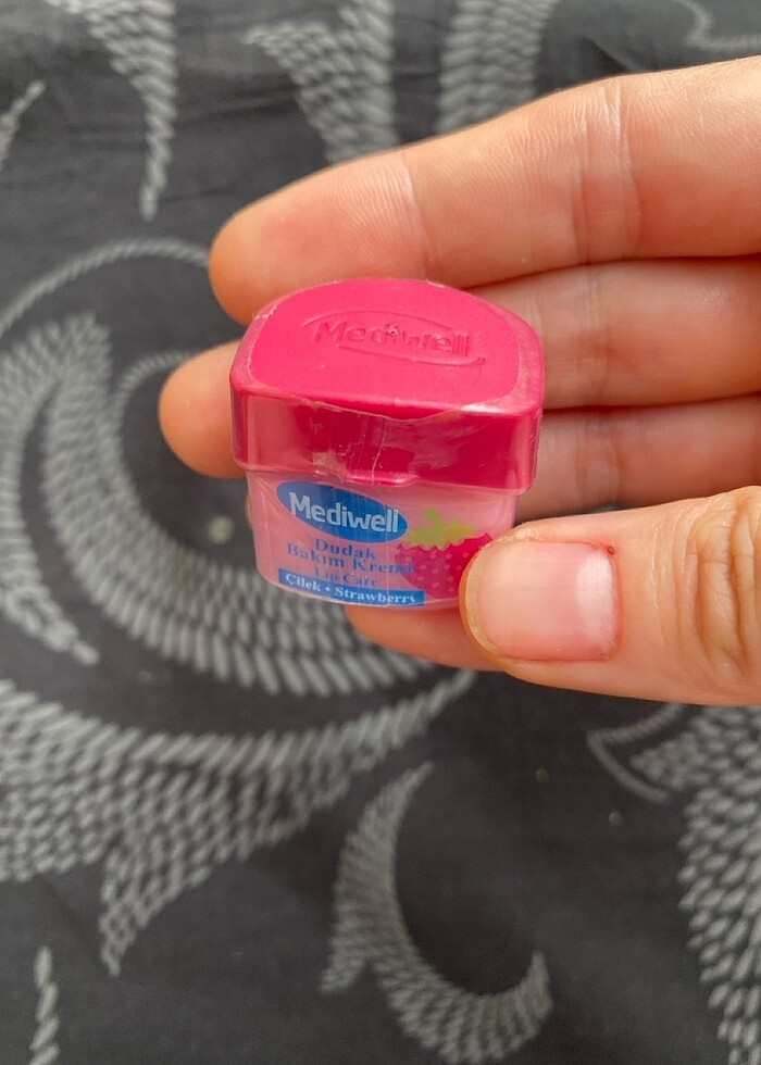 Etiketi bile açılmamış dudak balmı - Görsel 2