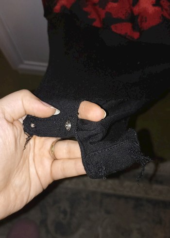 Kırmızı Çiçek Desenli V Yakalı Kadın Bluz - Görsel 4