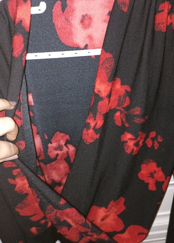 Kırmızı Çiçek Desenli V Yakalı Kadın Bluz - Görsel 5