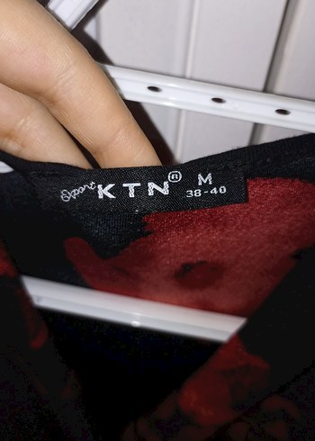 Kırmızı Çiçek Desenli V Yakalı Kadın Bluz - Görsel 3