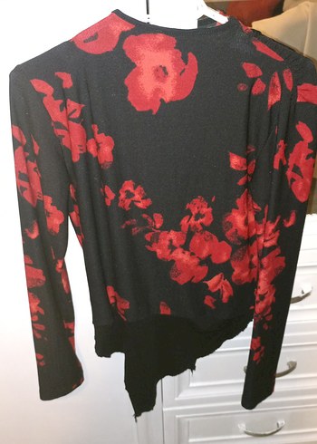 Kırmızı Çiçek Desenli V Yakalı Kadın Bluz - Görsel 6