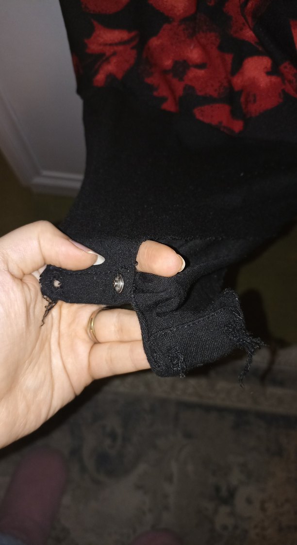 Kırmızı Çiçek Desenli V Yakalı Kadın Bluz - Görsel 4