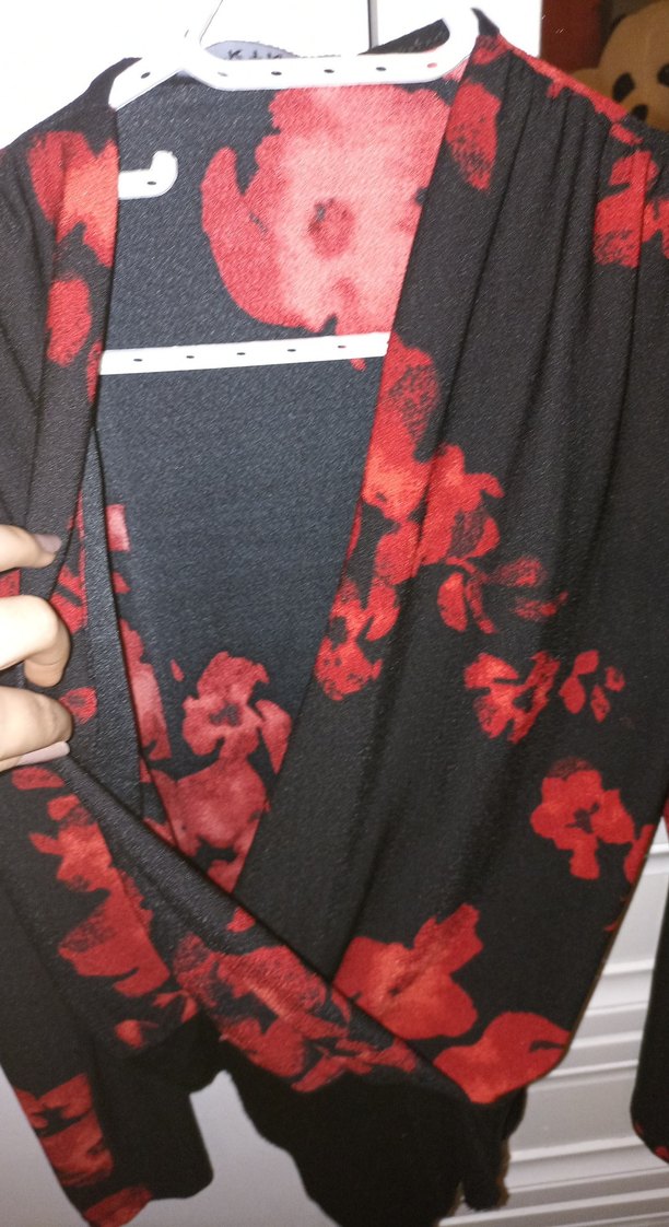 Kırmızı Çiçek Desenli V Yakalı Kadın Bluz - Görsel 5