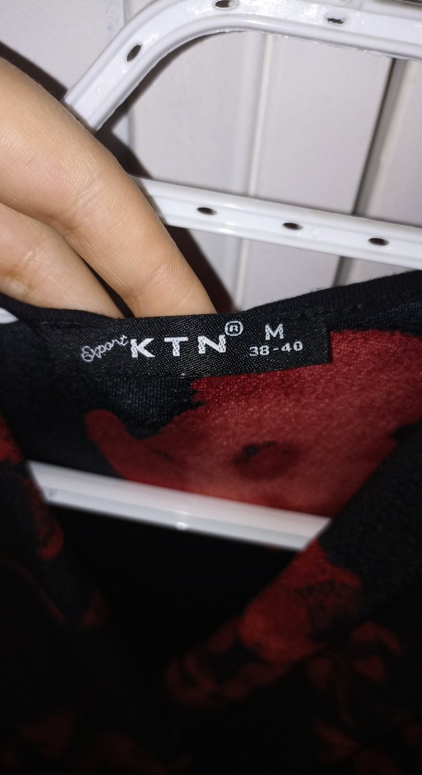 Kırmızı Çiçek Desenli V Yakalı Kadın Bluz - Görsel 3