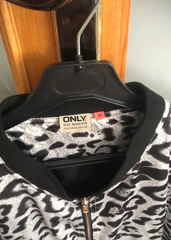 Kadın Gri Leopar Desenli Fermuarlı Ceket - Görsel 3