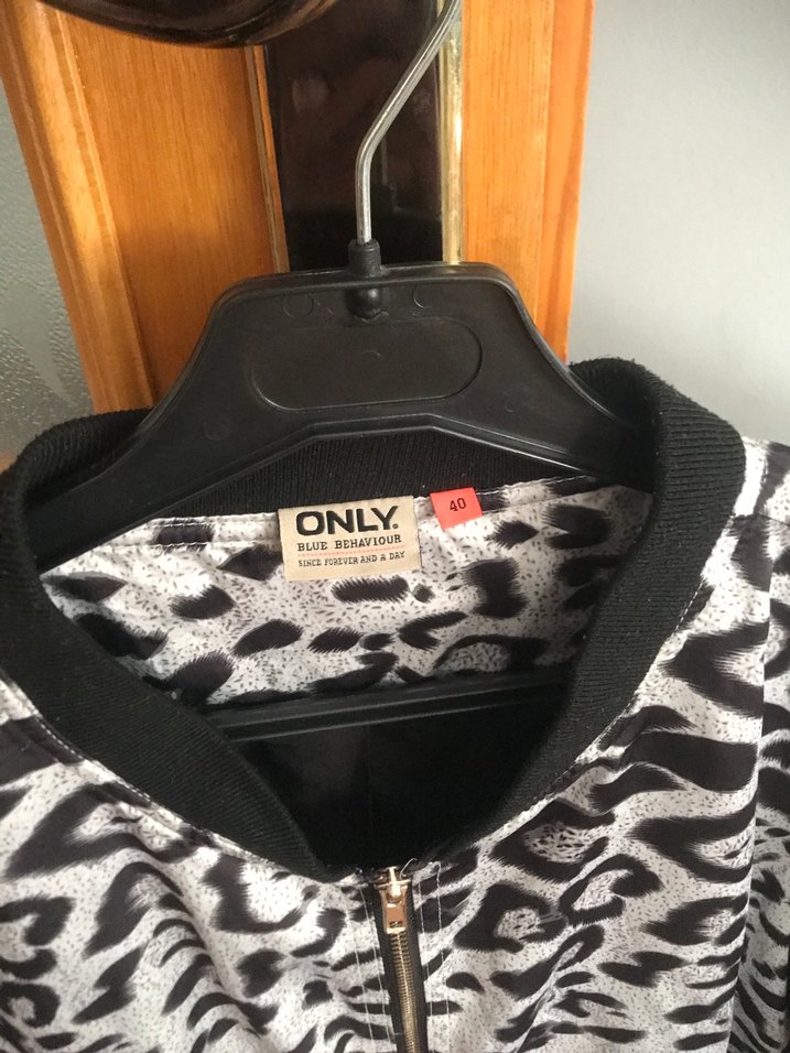 Kadın Gri Leopar Desenli Fermuarlı Ceket - Görsel 3