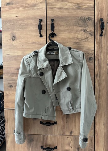 Düğmeli Kısa Bej Kadın Trençkot - Görsel 4