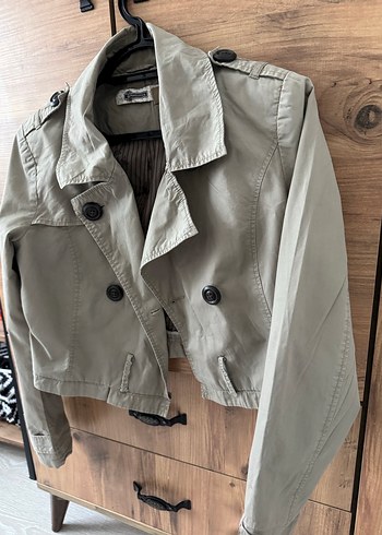 Düğmeli Kısa Bej Kadın Trençkot - Görsel 2