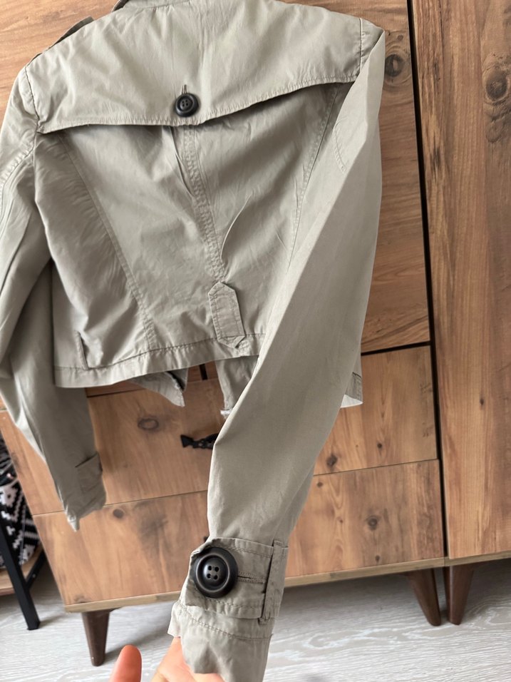 Düğmeli Kısa Bej Kadın Trençkot - Görsel 5