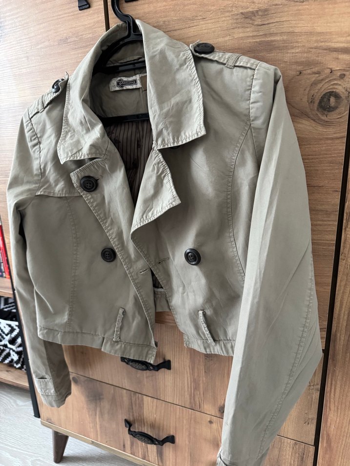 Düğmeli Kısa Bej Kadın Trençkot - Görsel 2