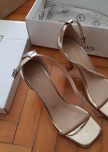 38 Beden Fabrika Gold Parlak Stiletto Topuklu Kadın Ayakkabı