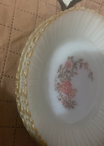 Diğer Bej Çiçek Desenli Yuvarlak Tabak