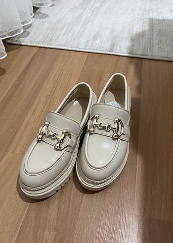 Bej Deri Tokalı Kadın Loafer