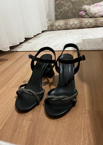 37 Beden Siyah Topuklu Sandalet
