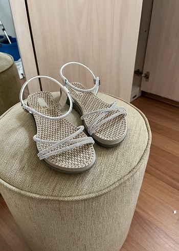 Beyaz parıltılı Kadın Dolgu Topuk Sandalet