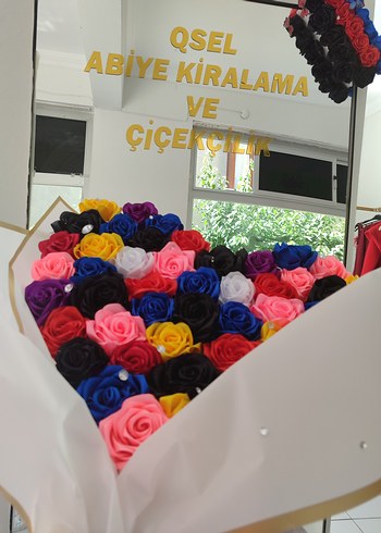 renkli, kalpli gül buketi