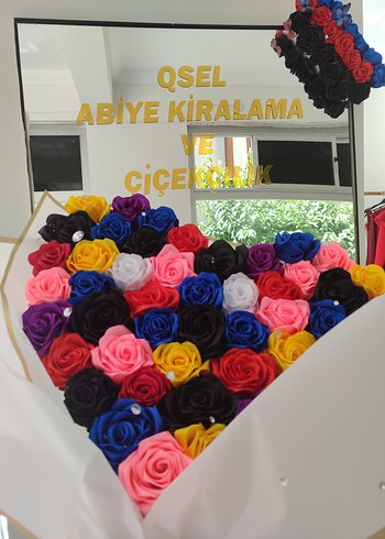 Beden çeşitli Renk renkli, kalpli gül buketi