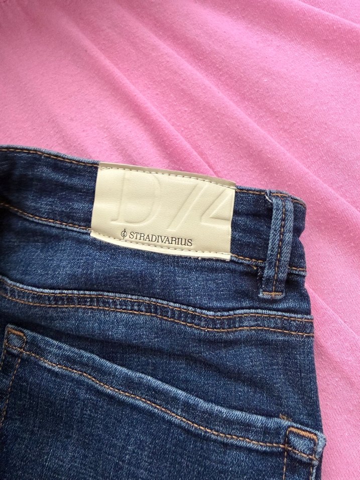 Stradivarius D74 Koyu Mavi Yırtmaçlı Jean — görsel 6/7