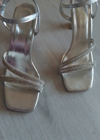 Gri Metal Tokalı İnce Topuklu Kadın Ayakkabı - Görsel 3