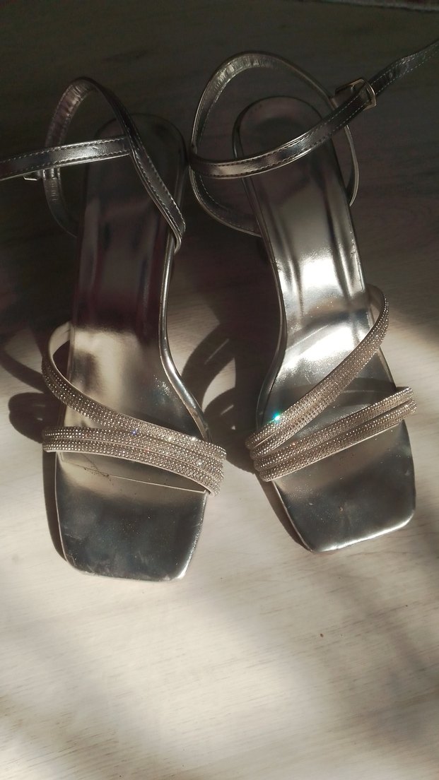 Gri Metal Tokalı İnce Topuklu Kadın Ayakkabı - Görsel 2