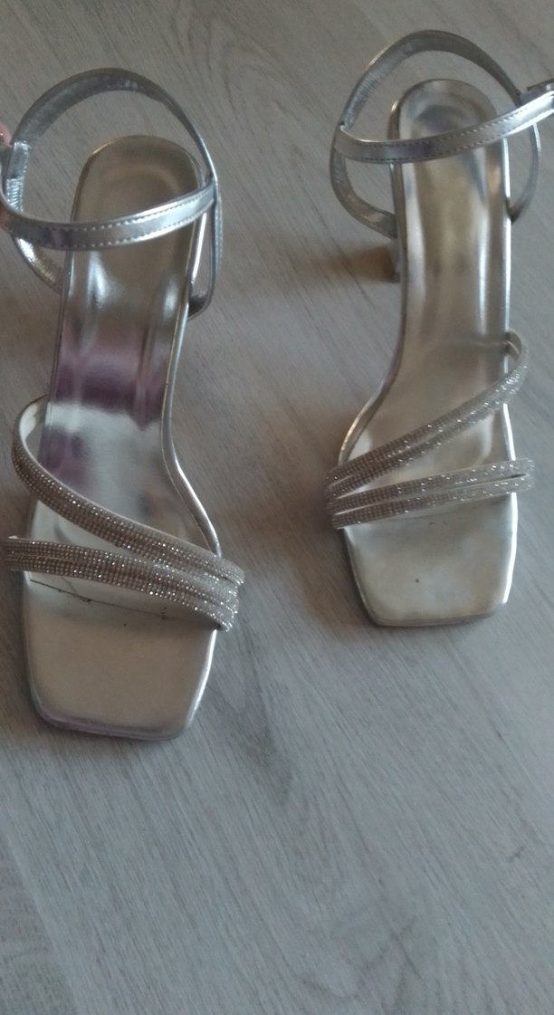 Gri Metal Tokalı İnce Topuklu Kadın Ayakkabı - Görsel 3