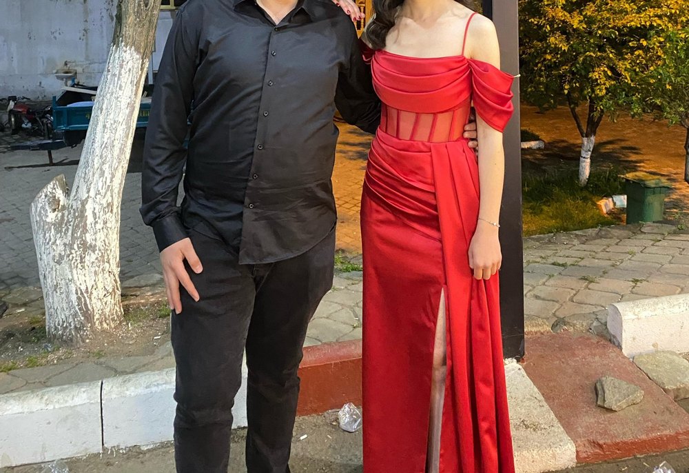 kırmızı kına elbise Keikei
Kırmızı Drapeli Straplez Abiye Elbise - Görsel 2