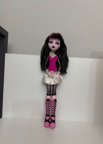Monster High Pembe ve Siyah Renkli Oyuncak Bebek Draculaura monster high